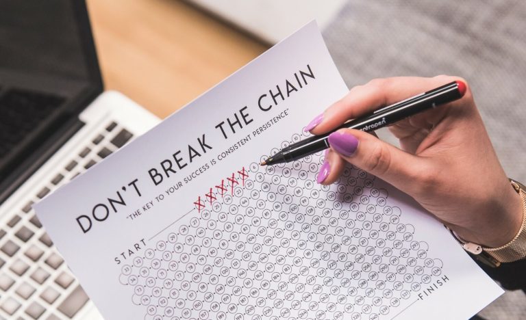 7 Super Smart and Easy Ways to Stay Hydrated at Work 6 Don't Break The Chain - Luxafor