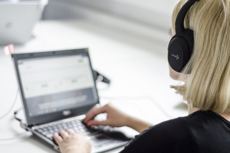 9 Ways to Organize Your Office Desk for Productivity 5 Luxafor headphones 27