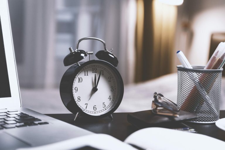 5 Tips To Manage Your Time Effectively 2 Clock at work on a desk Luxafor