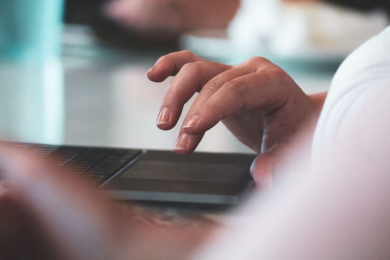 10 Tips For Managing a Remote Team Effectively 2 Hand and desktop Luxafor