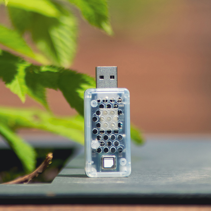 Luxafor CO2 Dongle – Remote-Controlled Indoor Air Quality Reader 1 Luxafor CO2 Dongle is a convenient and portable smart aid that can be easily moved from one workspace to another.
