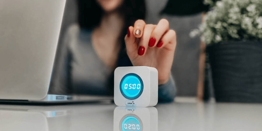 Top 9 Tips for Managing Distractions and Priorities 2 How to maintain a healthy and result-oriented work environment Pomodoro