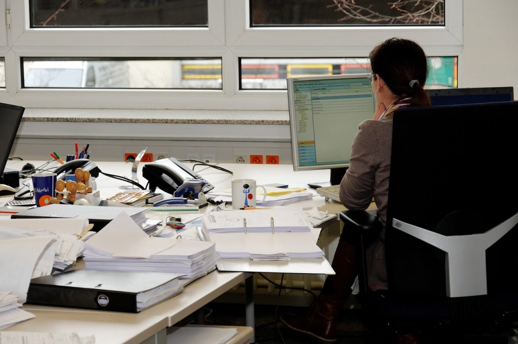 Maximize Productivity: When to Delegate vs. Outsource for Optimal Focus 4 outsourcing risks